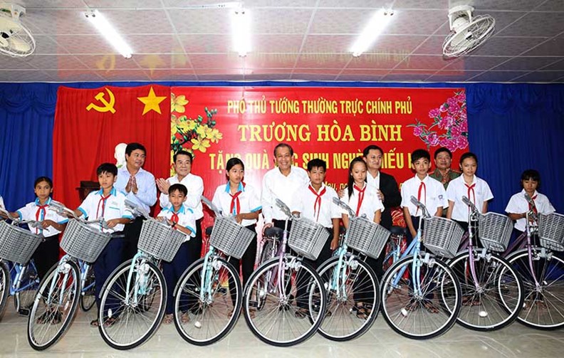 Phó Thủ tướng Trương Hòa Bình tặng quà học sinh nghèo hiếu học - ảnh 1